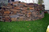 Bild Terrassenabtrennung mit einer freistehenden Bruchsteinmauer