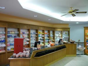 Die Offizin Ihrer Theresen-Apotheke Die Offizin Ihrer Theresen-Apotheke
