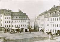 Stadtapotheke mit Badertor im Hintergrund